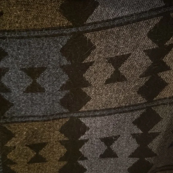 Aztec print poncho with faux leather snap closure - Picture 2 of 2